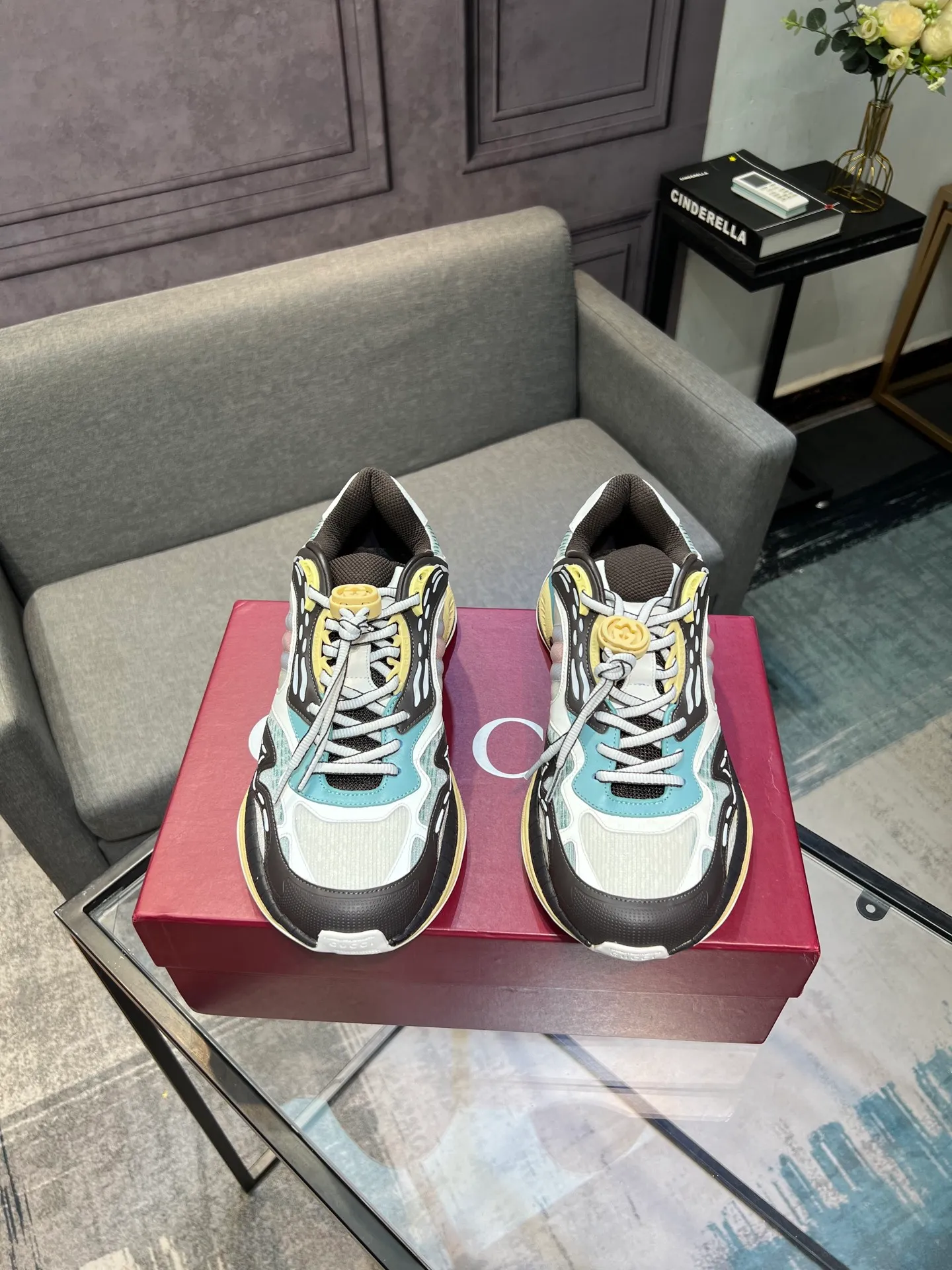 Men's Men's Shoes 💰900 Gucci Gucci 2.0 Sports Shoes Couple's Style Retro Casual Shoes Running Shoes Original Purchase, Development, Production Gucci 2.0 Sports Shoes reinterpret the brand's iconic striped webbing elements. This sneaker reinterprets the iconic details, using thick EVA soles with a smart silhouette, bringing a stable and comfortable wearing experience. Exquisite packaging at the delivery counter. Fabric: original imported cowhide + technical fabrics. Lining: original imported breathable mesh. Sole: original molded ultra-light foam rubber. Bottom thickness: 4CM. Size: 35-40 for women / 39-45 for men.